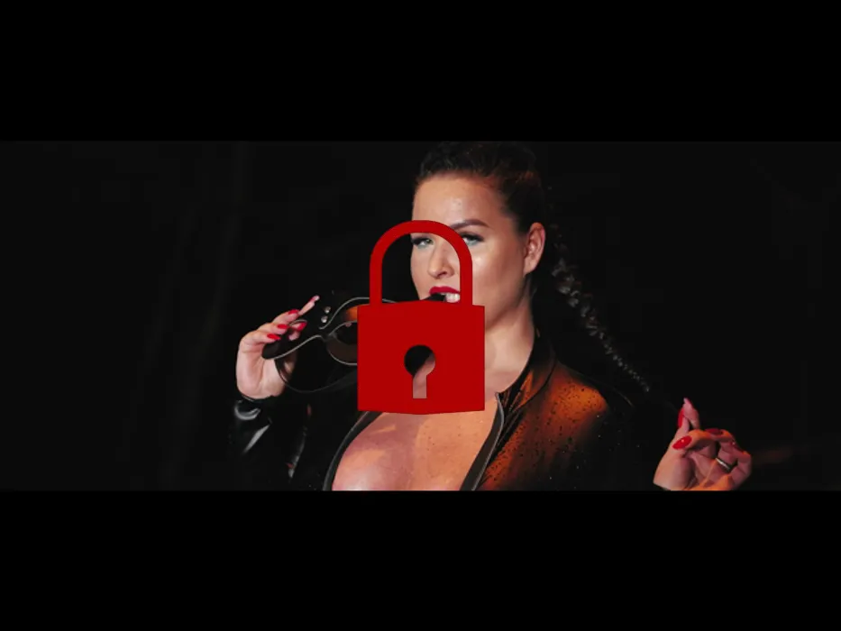 Verehre mich in meinem Leder-Catsuit, oder ich werde dir den Hintern versohlen