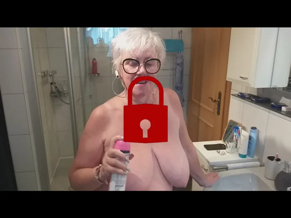 Fotze blank rasieren vor dem geilen User Treffen