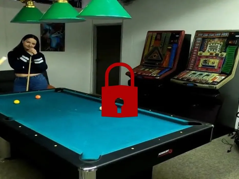 Mitten im Casino! BILLARD? Stoß mal lieber mich!