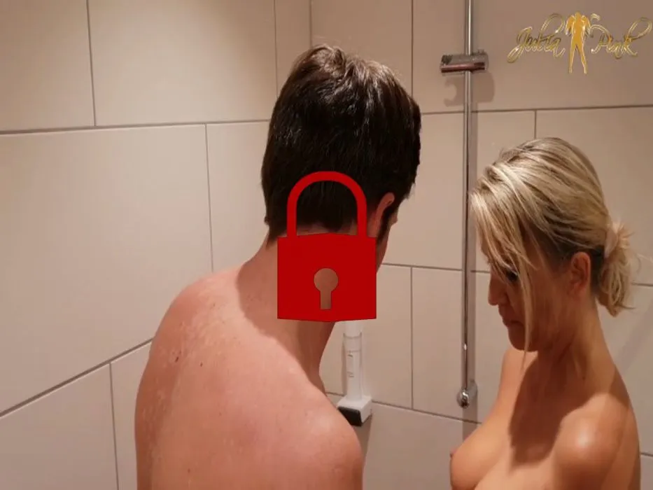 Schwanz angepisst und sauber geleckt