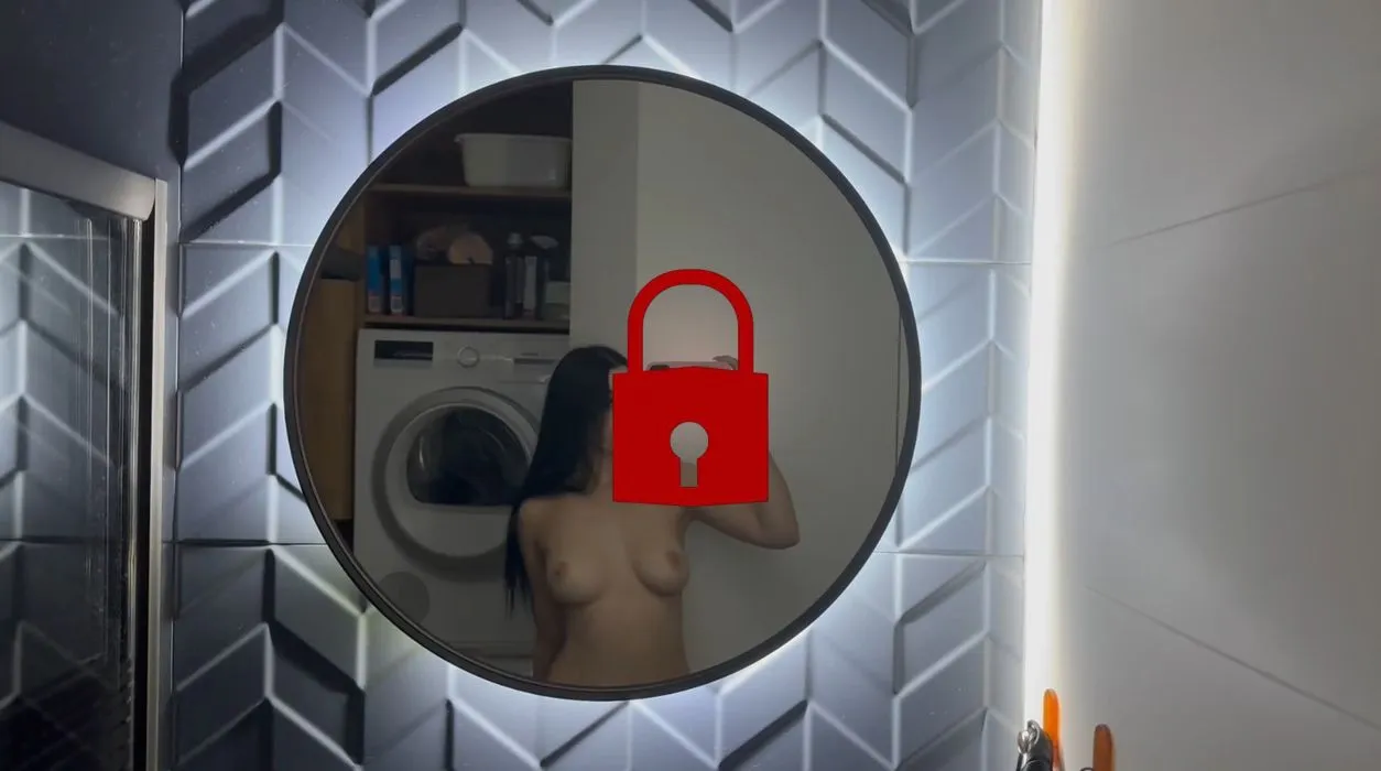 Wenn du eine gemütliche Atmosphäre, einen verführerischen Blick und süße Brüste magst, dann ist dieses Video genau das Richtige für dich