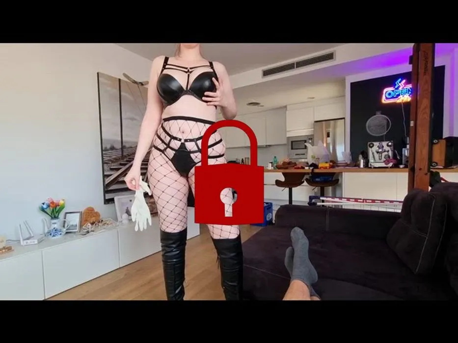 Latex Handjob für Mitbewohner