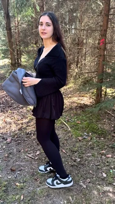 Bitch 18, masturbieren im Wald.mov