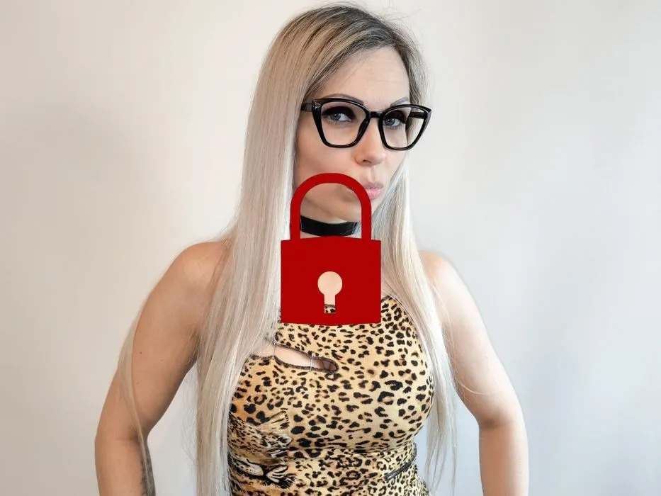 Double penetration video - Dildo in my pussy buttplug in my ass hole