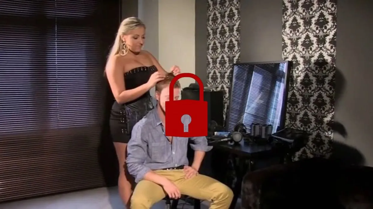 Perverse nackte Friseuse macht auch Hausbesuche!