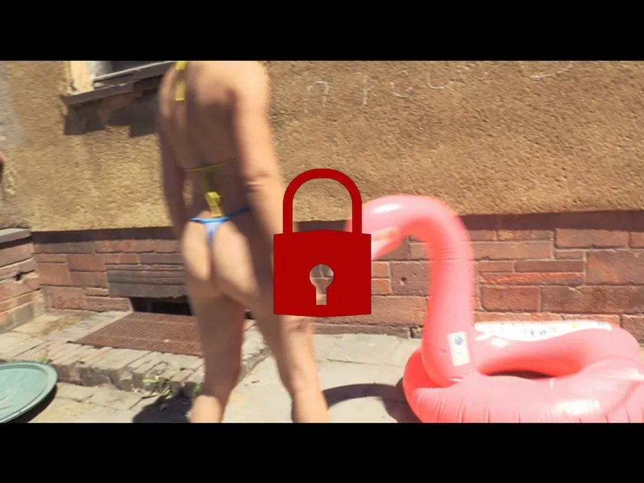 Aufblasbaren Flamingo angepisst