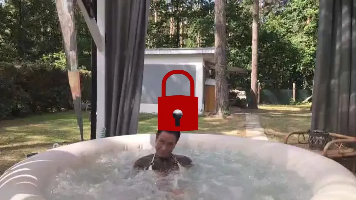 Striptease - Show im heissen Whirlpool