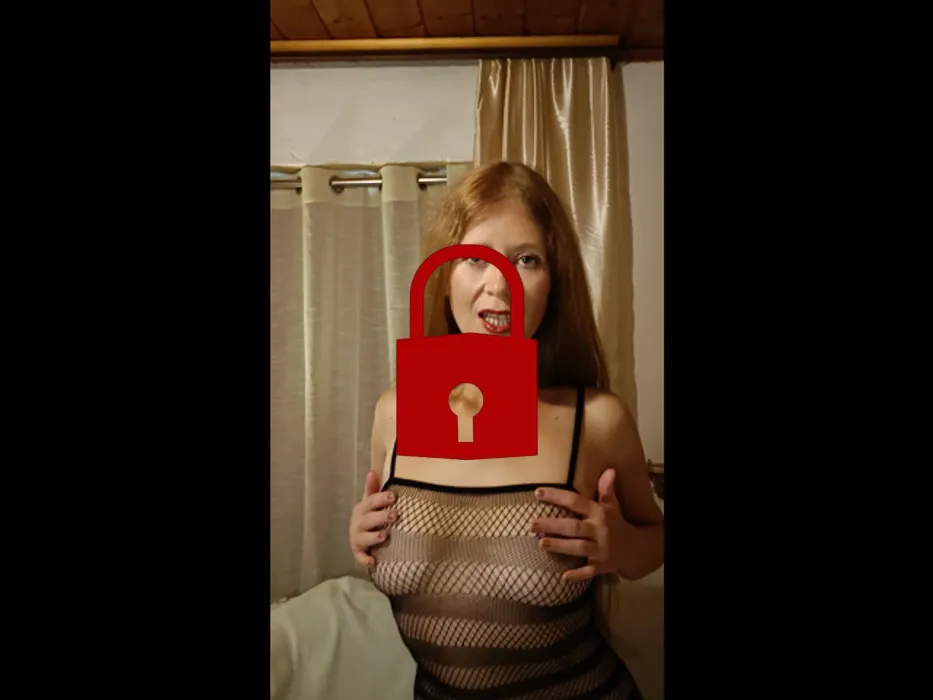 Sehr geiles Netzkleid! Fingern und ficken der süßen Pussy mit einem Glasdildo!