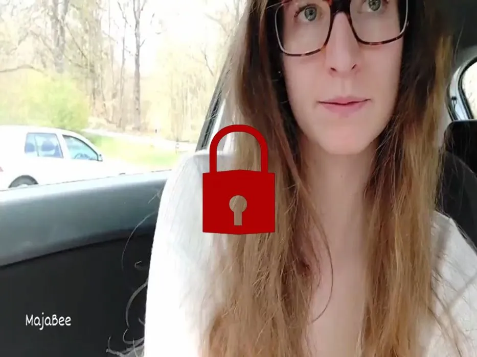 Im Auto geil gefingert!