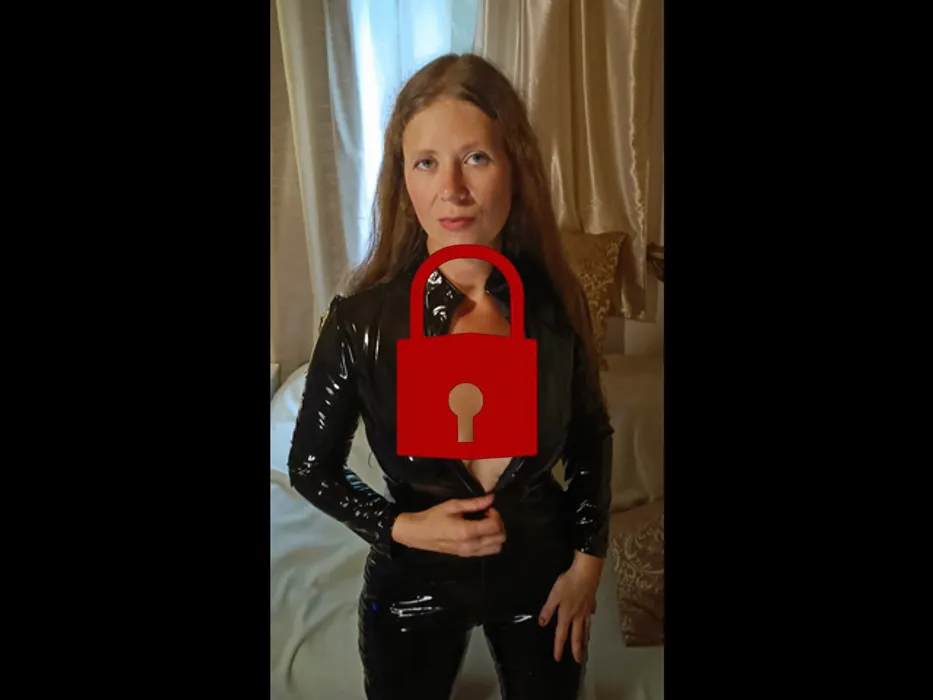 Schwarze sexy Lack-Catsuit! Geil in glänzendem Lack! Solo, ich fingere meine geile Pussy