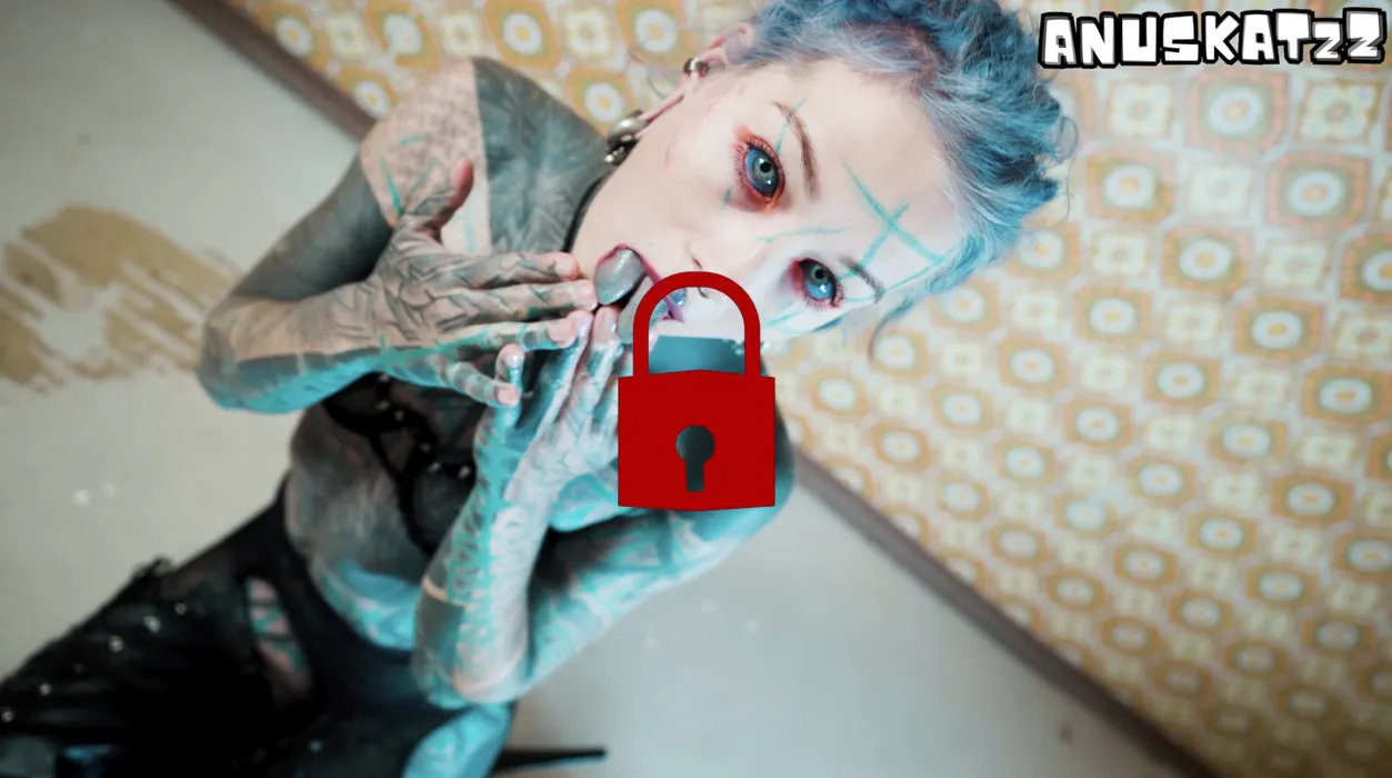 TATTOOED pornstar in HIGH HEELS fingers her ANAL and gives a BLOWJOB