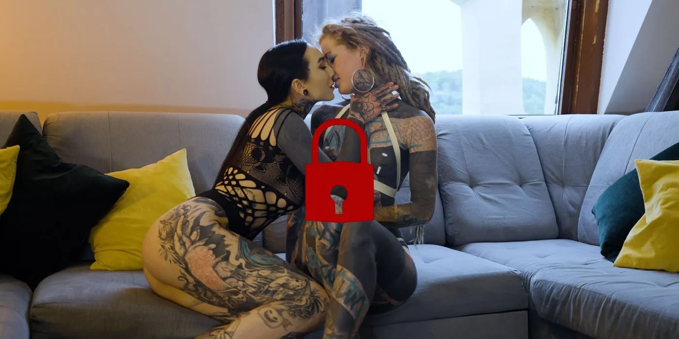 Burlesque tattoo beauty with big boobs gives Anuskatzz anal fuck with strap-on