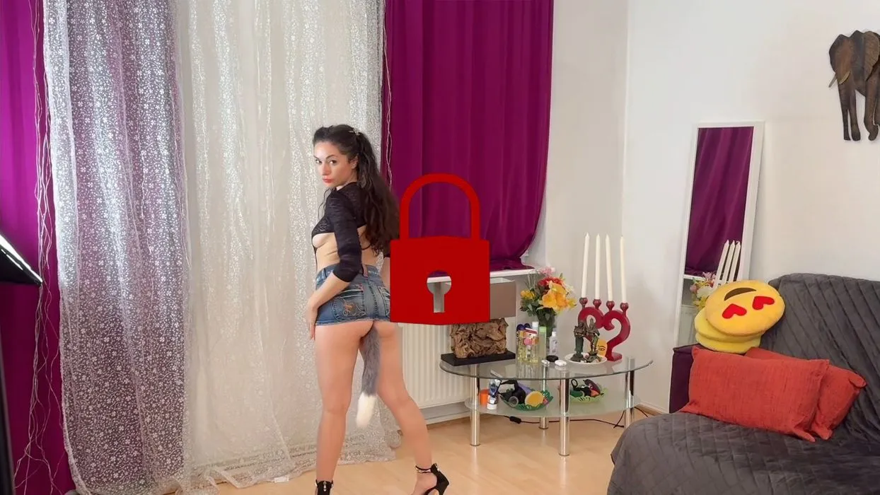 Mal wieder das kleines Arschloch hat gejuckt und meinem Fickfreund sich bedient hat.MOV