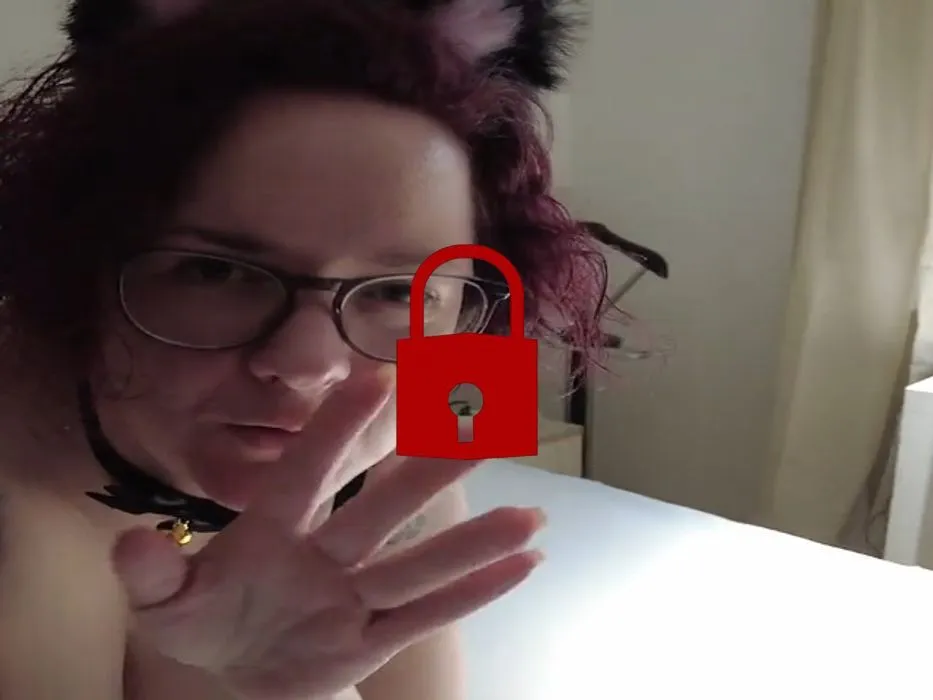 DIe Curvy Katze schüttelt ihren geilen Speck!