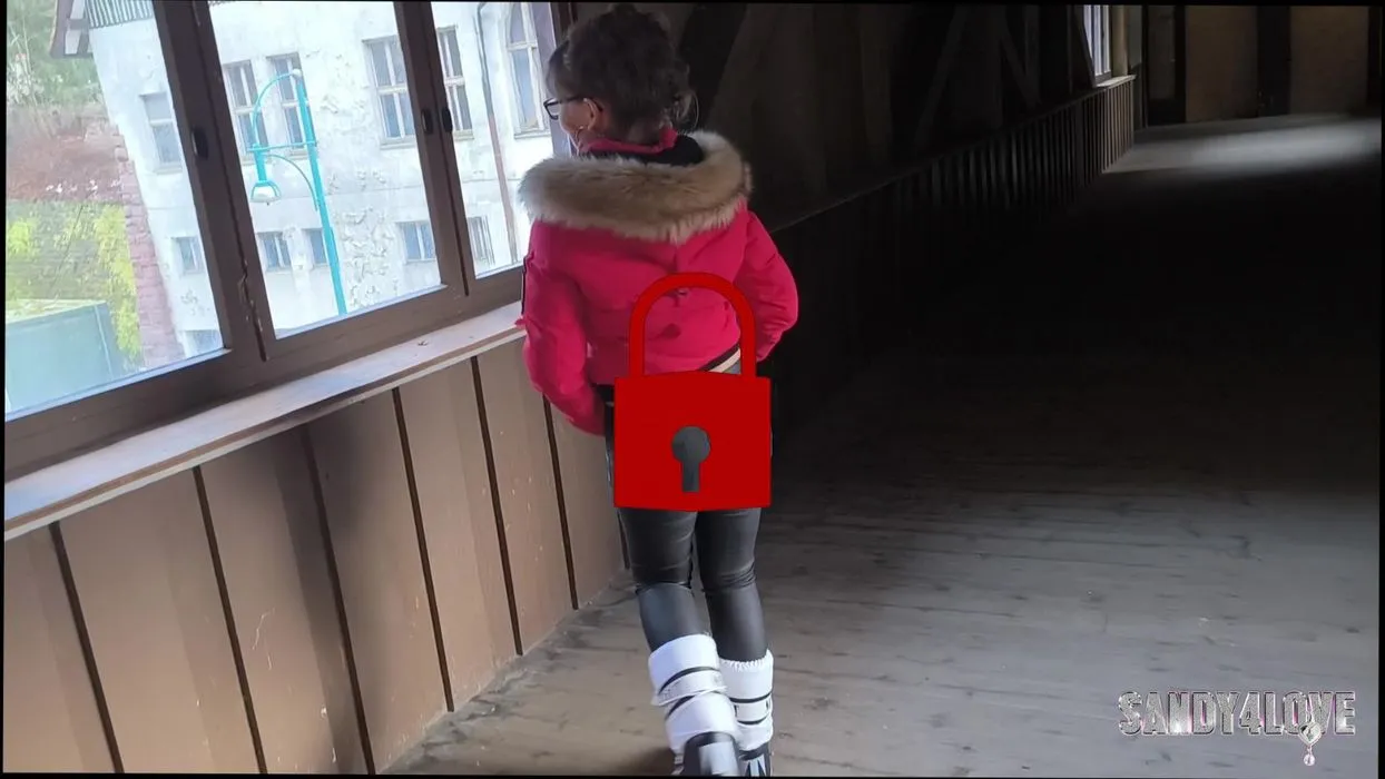 Lederhose, Moonboots und Superdry Winterjacke