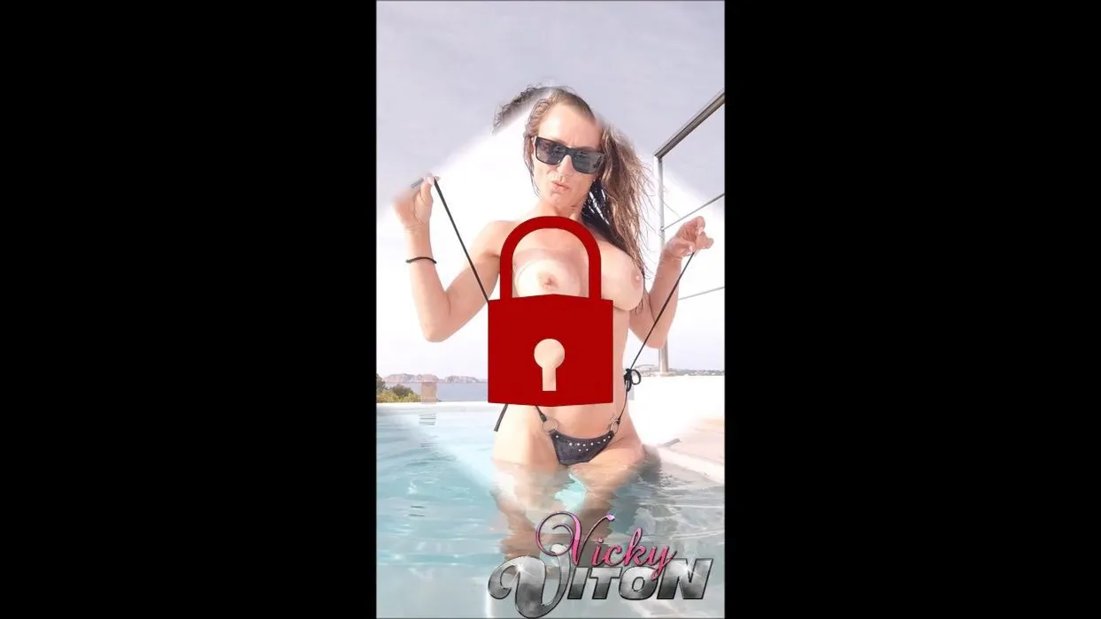 Wunschclip, Sommer, im Pool sinnlich ausziehen