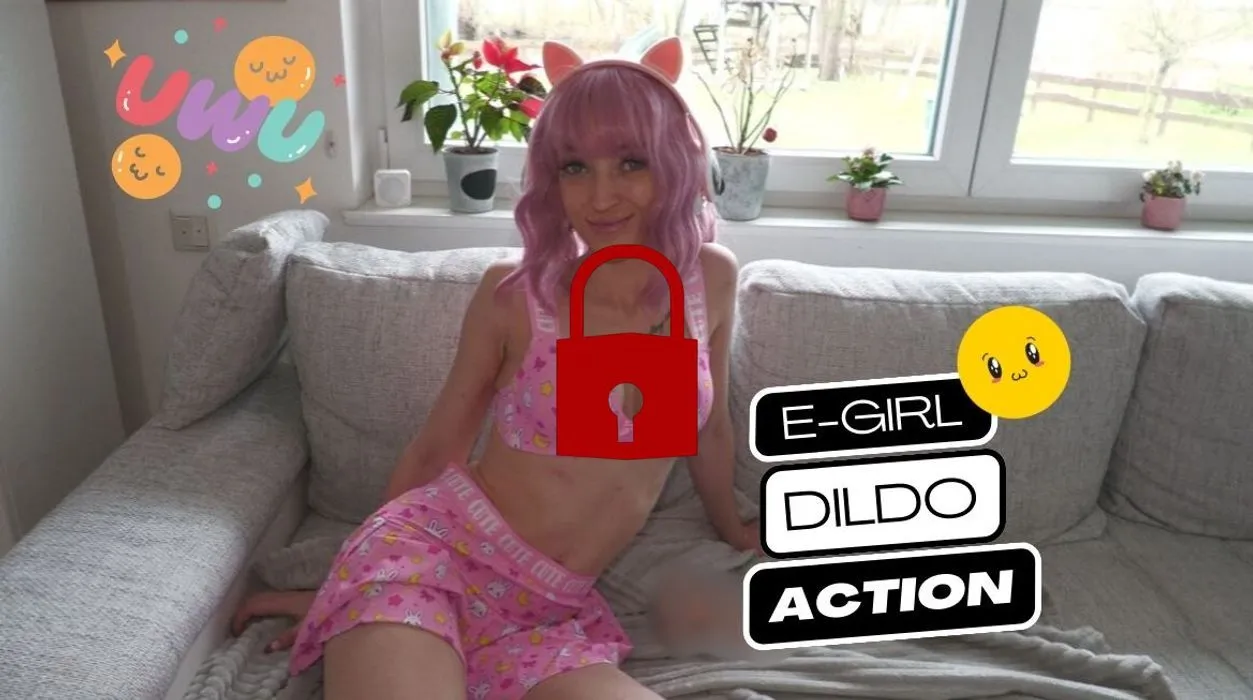 E-Girl besorgt es sich geil auf der Couch