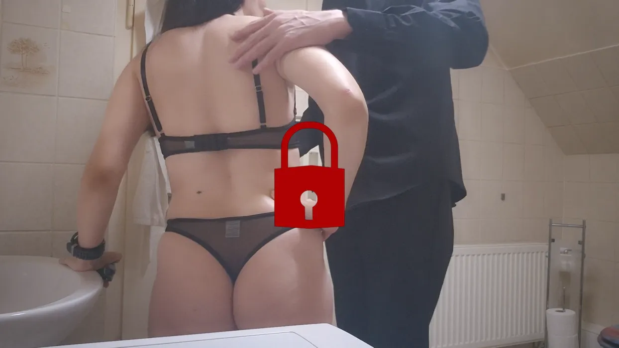 Verbotene Finger im Slip – und auf dem Klodeckel gefickt