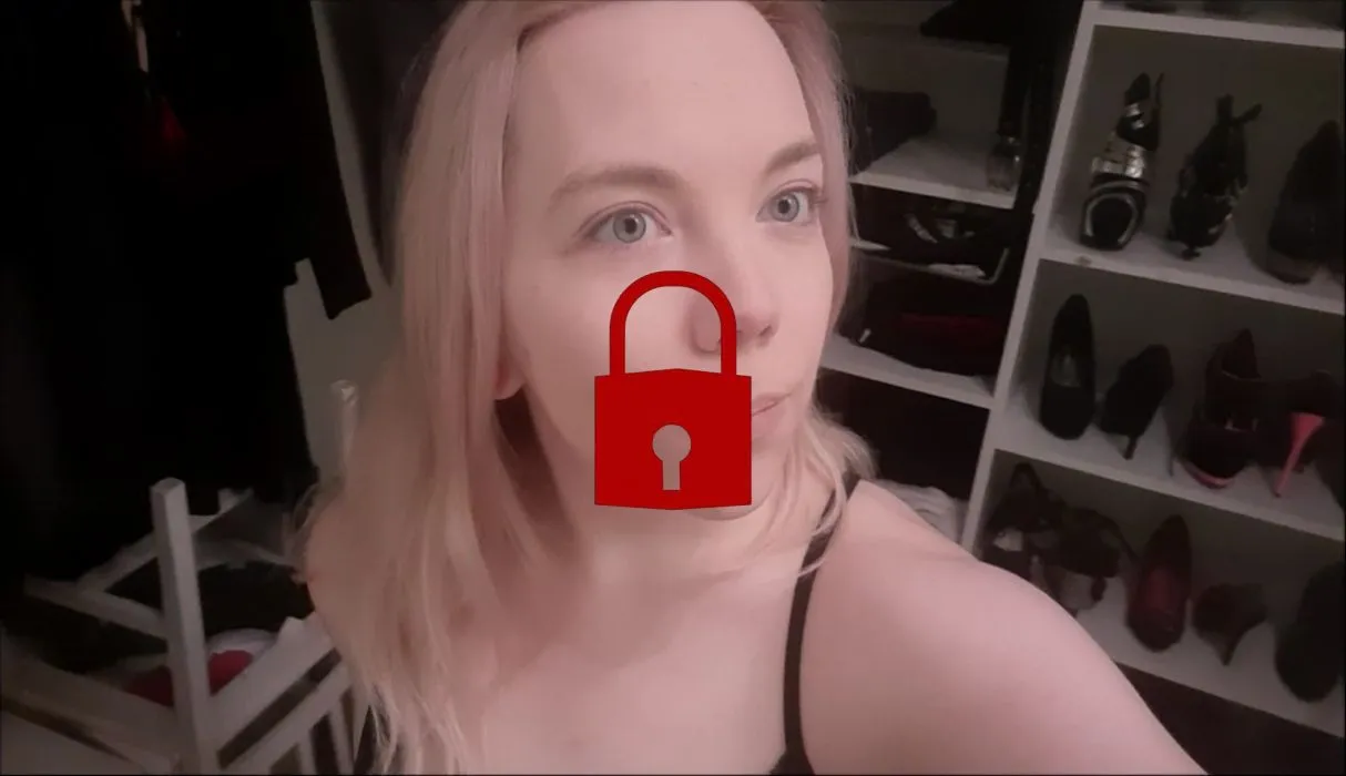 In halterlosen Nylons den Dildo abreiten
