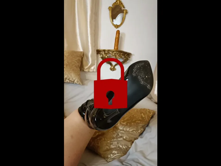 Geil in goldener Korsage! Ich ficke mich mit einem Dildo in Muschi und Arsch!