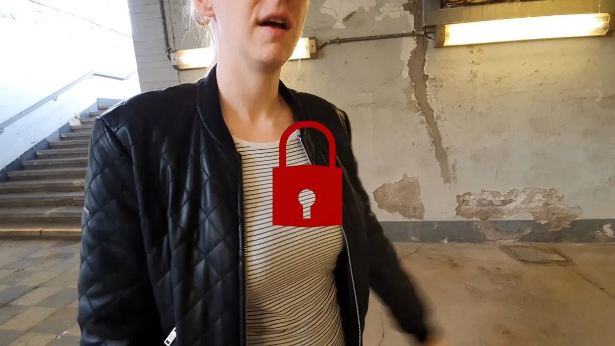 Teenyschlampe AO mitten am Bahnhof gefickt 