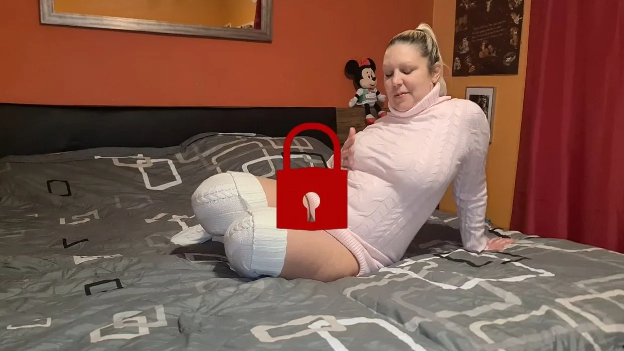 ImStrickkleid und heisssen strick overknees strümpfe