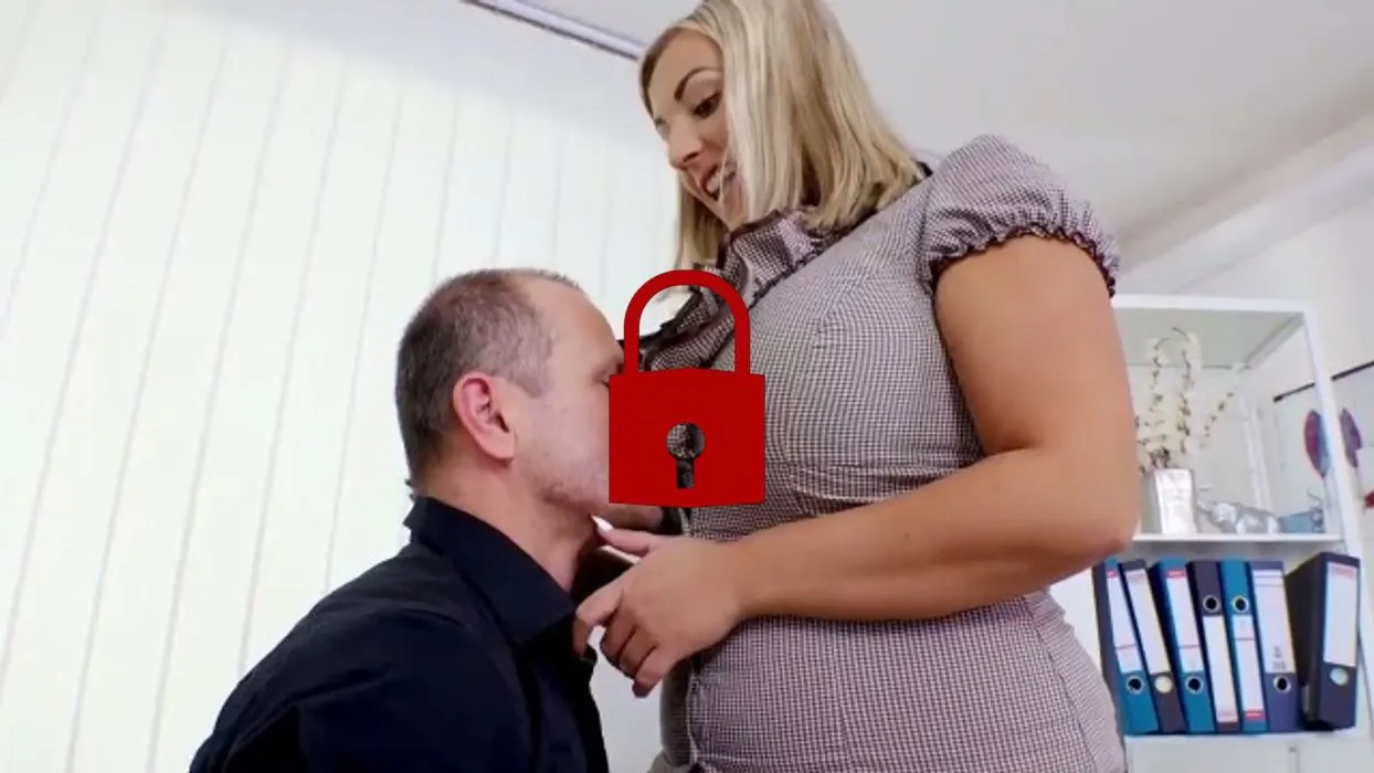 Einzelgespräch mit Chef endet mit Sperma auf meinen Monstertitten!