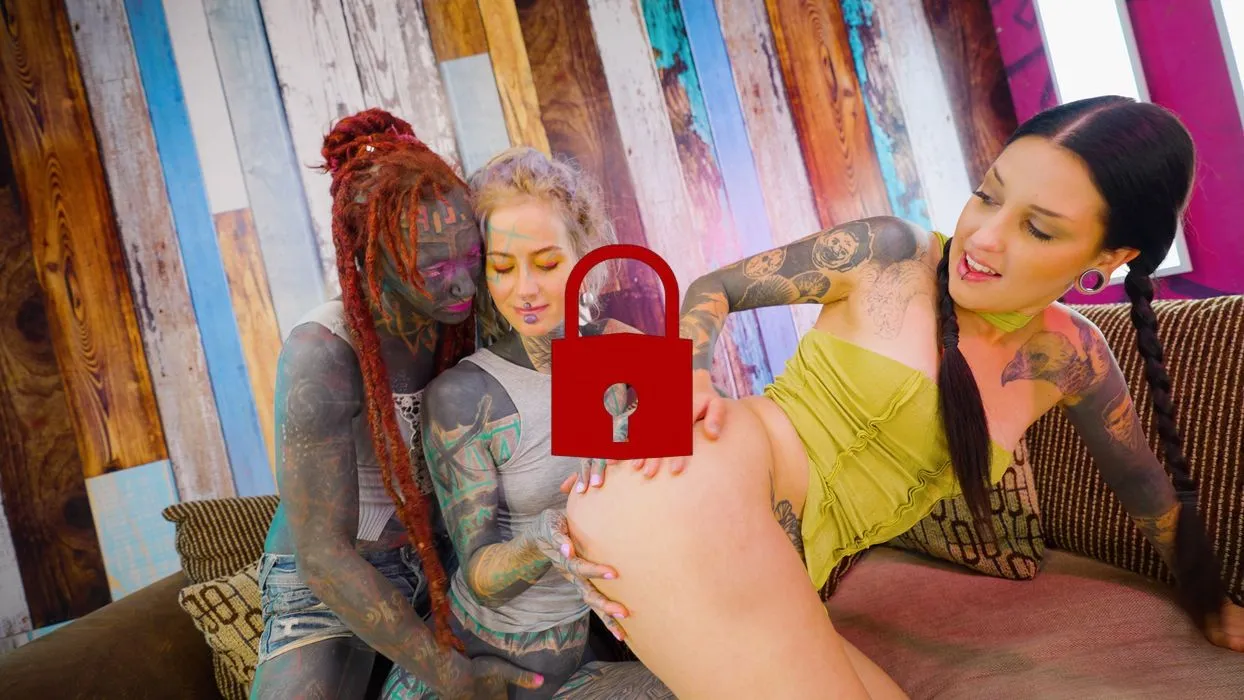 Goth BIG ASS chick gets fucked and fisted from alt TATTOOED couple