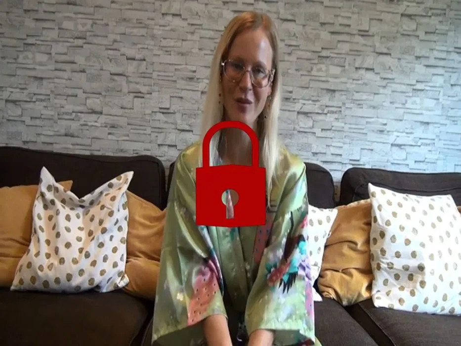 Brillenschlange lässt Dich wichsen