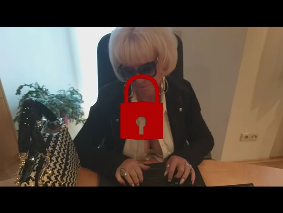 Im Büro selbst gefickt